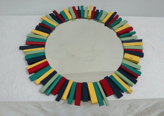 Vintage ronde wandspiegel met een kleurrijk, rustiek houten frame, handgemaakt. – Wood, Glass (photo 4 of 5)