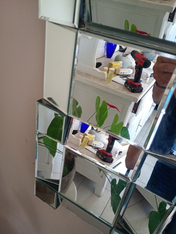 Image 1 of Le miroir a facettes refait sa place sur nos murs. Il devient a nouveau un indispensable 