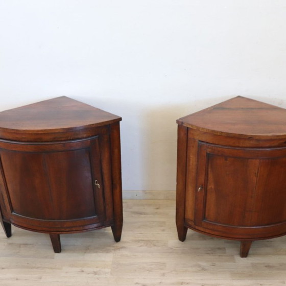 Paire d'armoires d'angle anciennes en noyer massif, Italie, XVIIIe siècle – Armoires de rangement, Wood (photo 4 of 20)