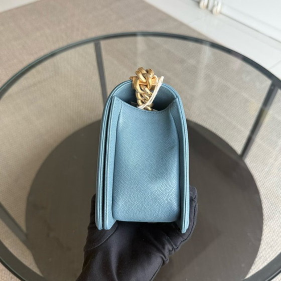 Image 1 of Chanel Boy Medium - Caviar 25CM Gewatteerd Blauw Goudkleurige Hardware 25
