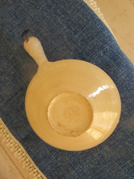 Image 1 of Piccola casseruola in ceramica con decorazione a forma di pesce, ceramica artigianale, realizzata a mano, rif. 110726