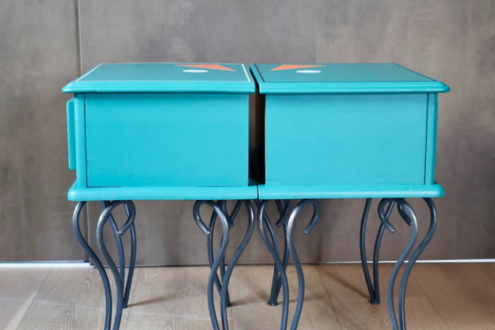 Image 1 of Memphis Twins – comodini postmoderni nei colori verde acqua e arancione toscano.
