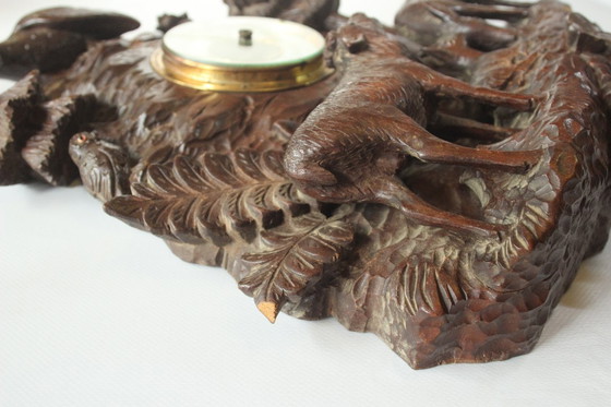 Image 1 of Sculpture ancienne des années 1930 - travail artisanal élaboré en relief sur bois avec baromètre