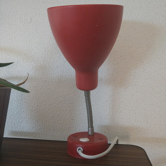 Image 1 of Lampe col de cygne rouge vintage IKEA Postmoderne – Applique ou lampe de table – Design scandinave années 90
