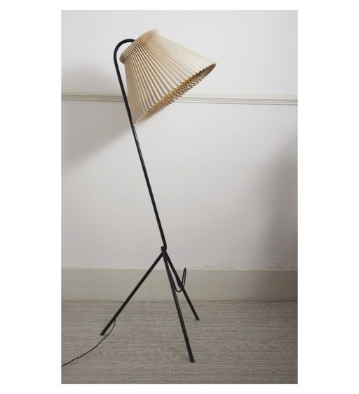 Vintage Le Klint Stehlampe mit originalem, handgefaltetem Acrylschirm, dänische Leselampe im Mid-Century-Modern-Stil mit Magazin
