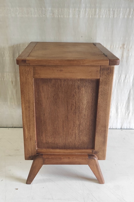 Image 1 of Mesita auxiliar modernista de madera maciza - década de 1950