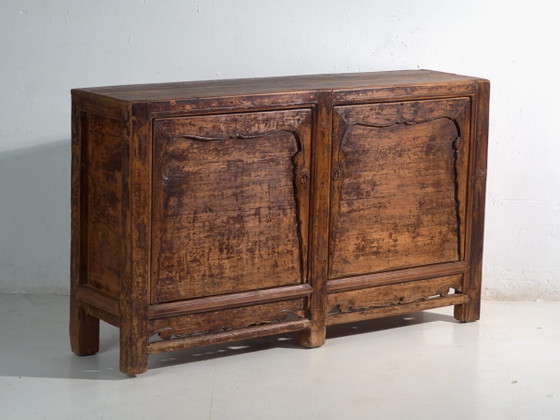 Credenza in pino con due ante e pannelli smerlati – Cina, circa 1950 – Credenze (photo 2 of 40)