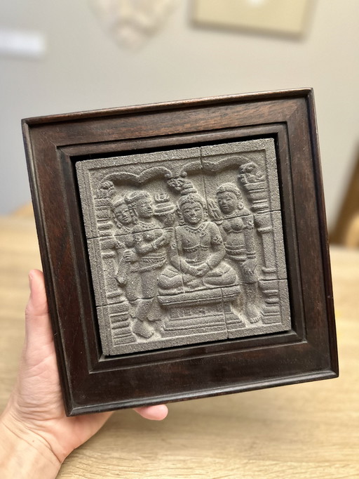 Gerahmtes Steinrelief – Nachbildung von Borobudur – Java, Indonesien