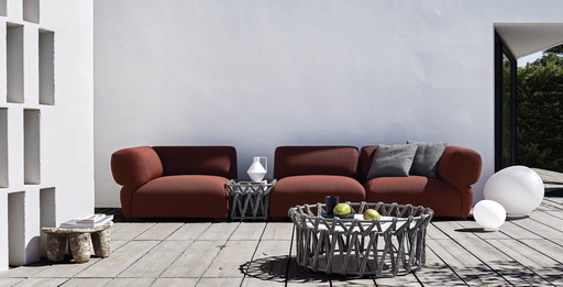 Divano da esterno Butterfly di B&B Italia, disegnato da Patricia Urquiola