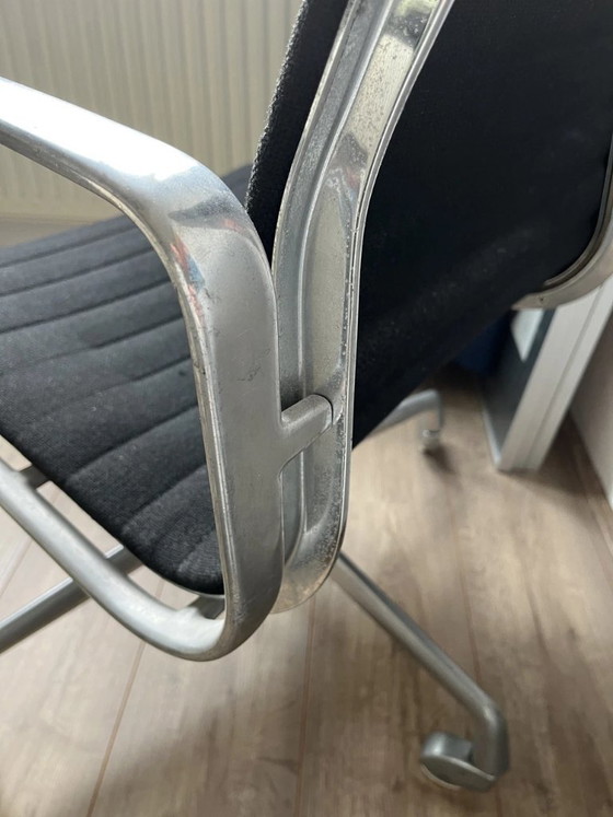 Vitra Eames EA117 - Vintage, not 5, but 4 legs – Swivel chairs, Aluminium (photo 8 of 19)
