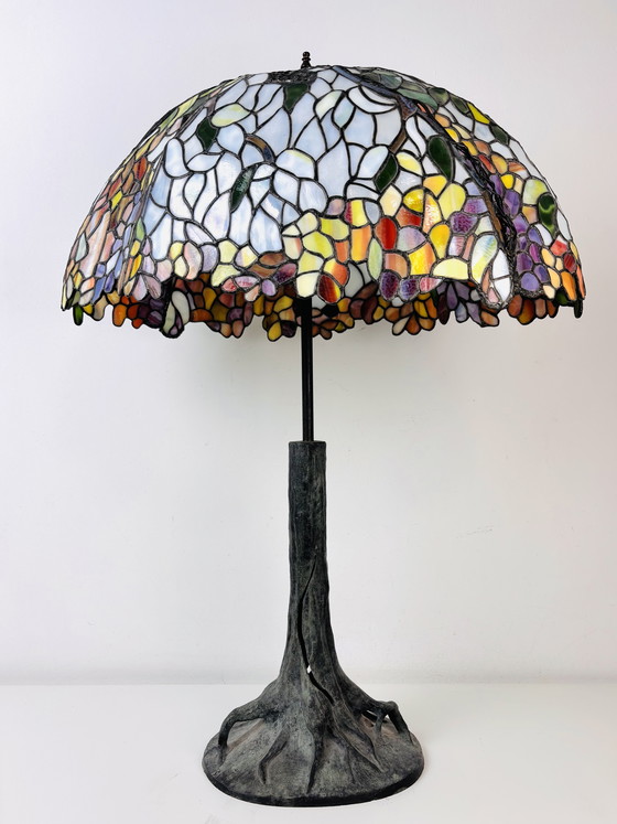 Image 1 of Lámpara de mesa Tiffany extragrande con base de tronco de árbol y pantalla floral.
