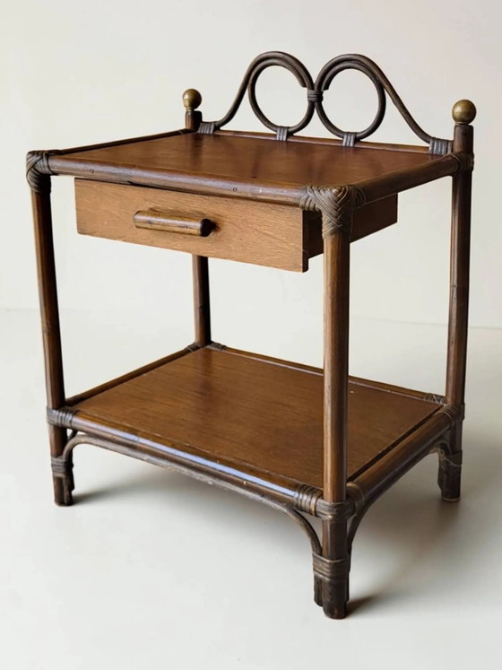 Mesita de noche / mesa auxiliar de ratán de los años 70 – Mesitas de noche, Wicker, Rattan (photo 2 of 7)