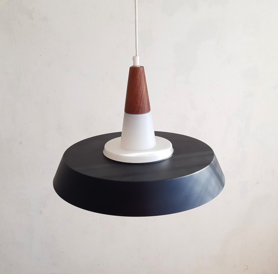 Image 1 of Lampada a sospensione vintage a forma di UFO in vetro opalino con piattino in metallo, Voss Belysning, design danese, lampada mc