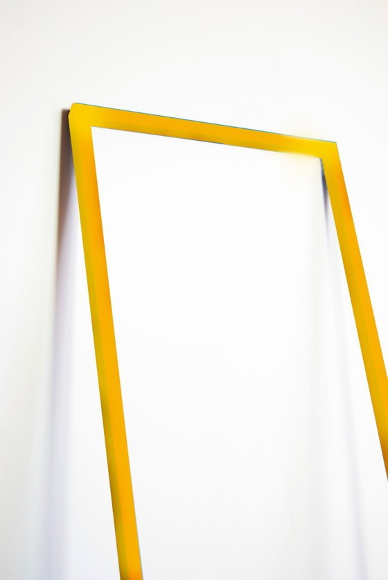 Image 1 of Cornice — Scultura luminosa da pavimento minimalista in giallo opaco