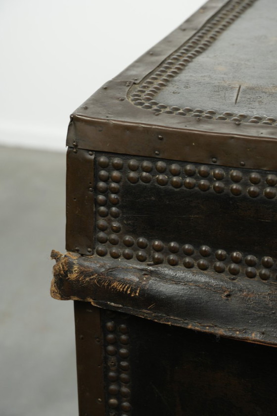 Characterful antique Chinese chest from the 19th century with a beautiful patina, finished with decorative (photo 10 of 14)