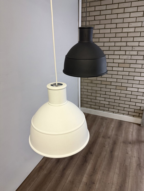 Image 1 of Lampade a sospensione Muuto (grigio scuro, grigio chiaro, bianco)