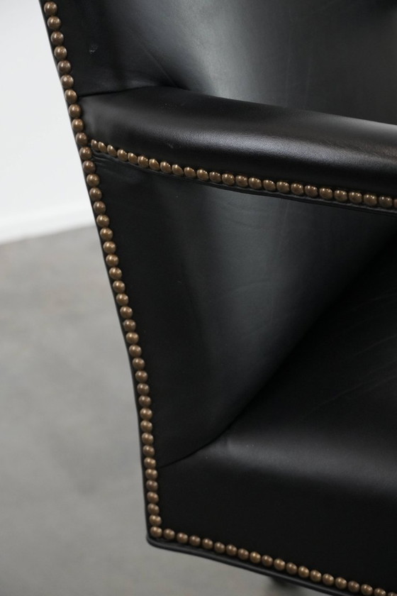 Image 1 of Zwarte rundleren en houten chesterfield bureaustoel in Engelse stijl op wieltjes