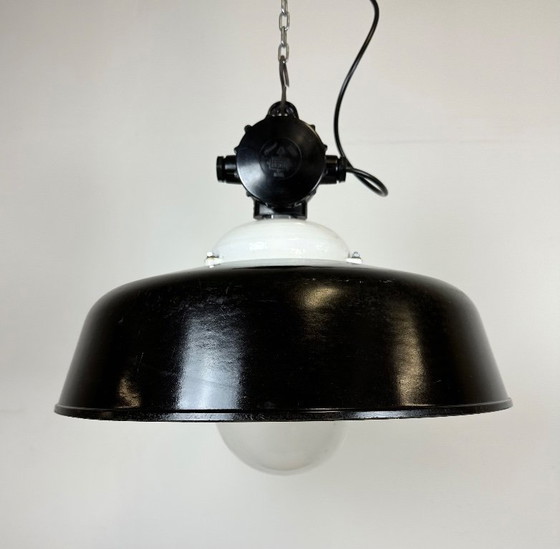 Image 1 of Industrielle schwarze Emaillelampe mit Glasabdeckung, 1950er Jahre
