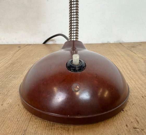 Image 1 of Lampe de table vintage en bakélite brune à col de cygne, années 1950
