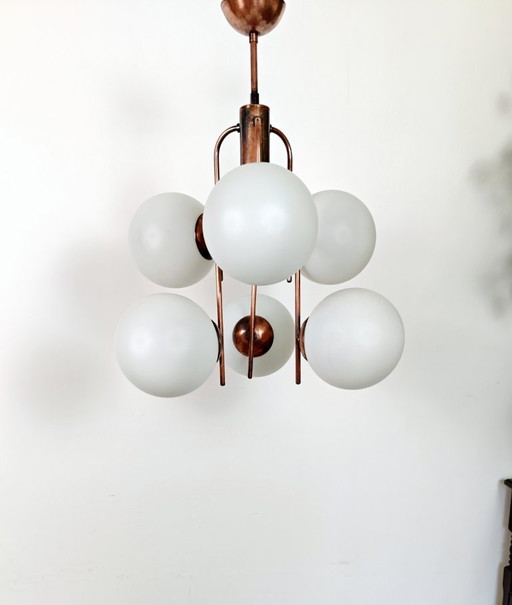 Vintage kroonluchter met 6 bollen uit het midden van de 20e eeuw / Koperen plafondlamp met moleculaire elementen in space