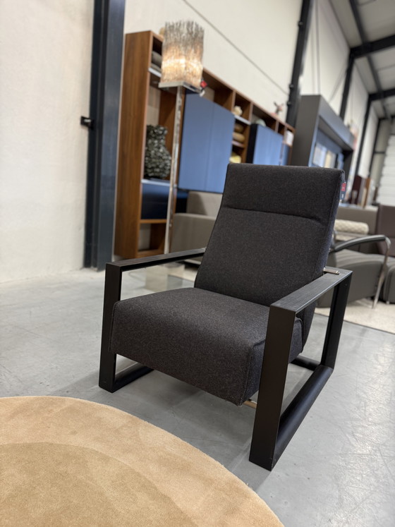 Image 1 of Sillón alto Montis Dickens con tapizado en color antracita.