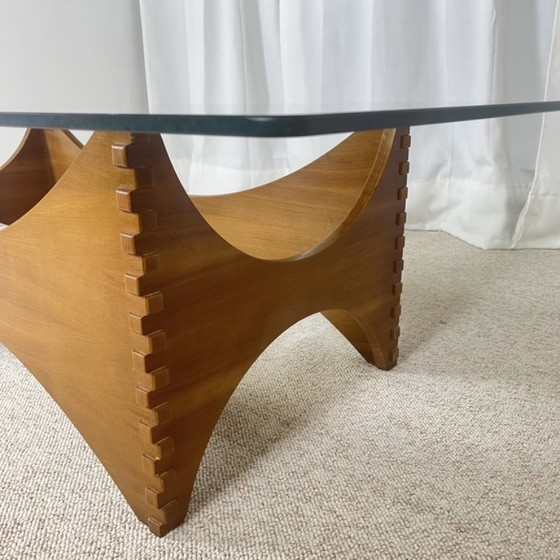 Image 1 of Sculpturale salontafel van mahoniehout en glas – Europa, jaren 70