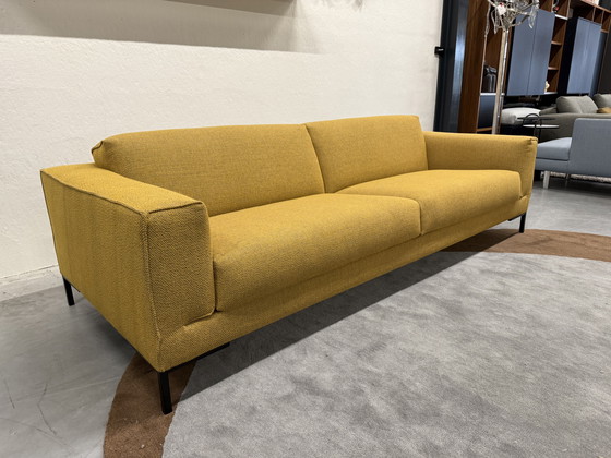 Image 1 of Diseño en stock Sofá Aikon de 4 plazas de tela amarilla