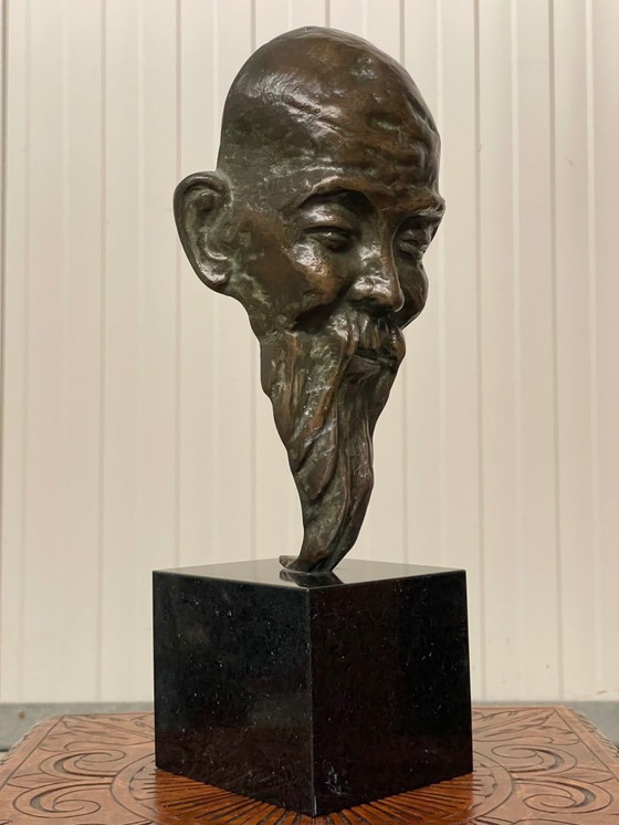 Image 1 of Une sculpture en bronze exceptionnelle représentant un homme asiatique