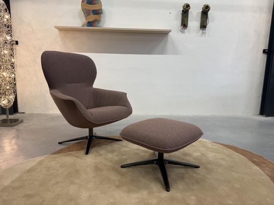 Image 1 of Poltrona girevole Pode Flare con poggiapiedi in tessuto