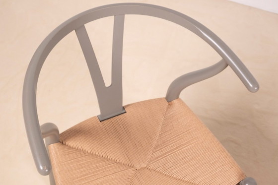 Image 1 of 2x Hans J. Wegner CH24 "Wishbone" stoelen voor Carl Hansen & Søn