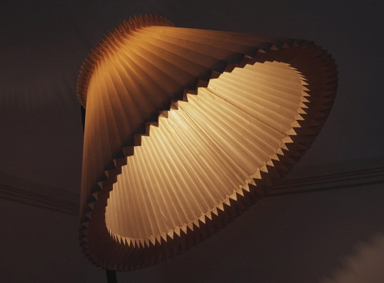 Image 1 of Vintage Le Klint vloerlamp met originele handgevouwen geplooide acrylkap, Deense mid-century moderne leeslamp met magazijn.
