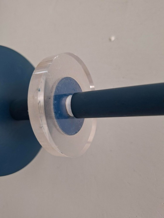 Image 1 of Lampe de table au design vintage avec base en plexiglas – métal bleu – style années 80/90