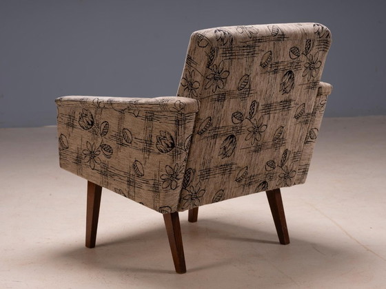 Par de sillones tapizados de mediados de siglo con tela floral, Checoslovaquia, 65 × 75 × 85 cm – Wood (photo 5 of 5)