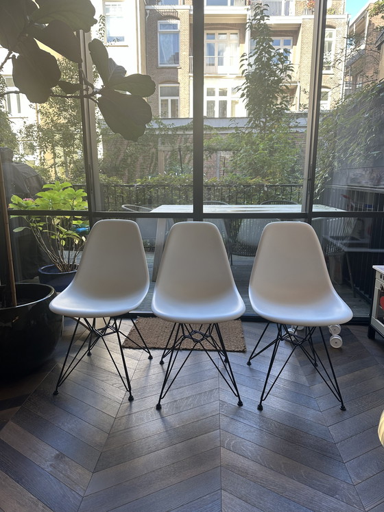 Image 1 of 3x Vitra Eames Stoel Wit Met Zwart Frame