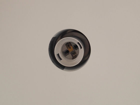 Lampada a sospensione danese in metallo bianco, paralume conico nella tradizione del design scandinavo, anni (photo 7 of 7)