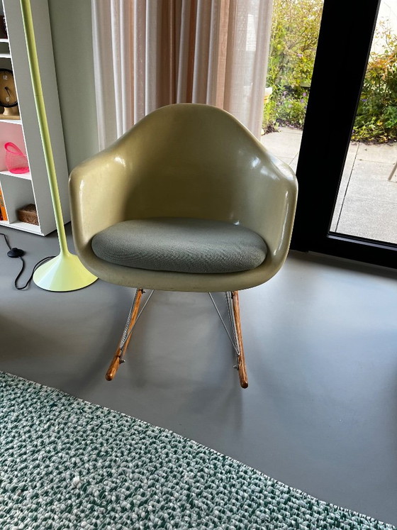Vitra fiberglass rocking chair – Metal (photo 2 of 9)
