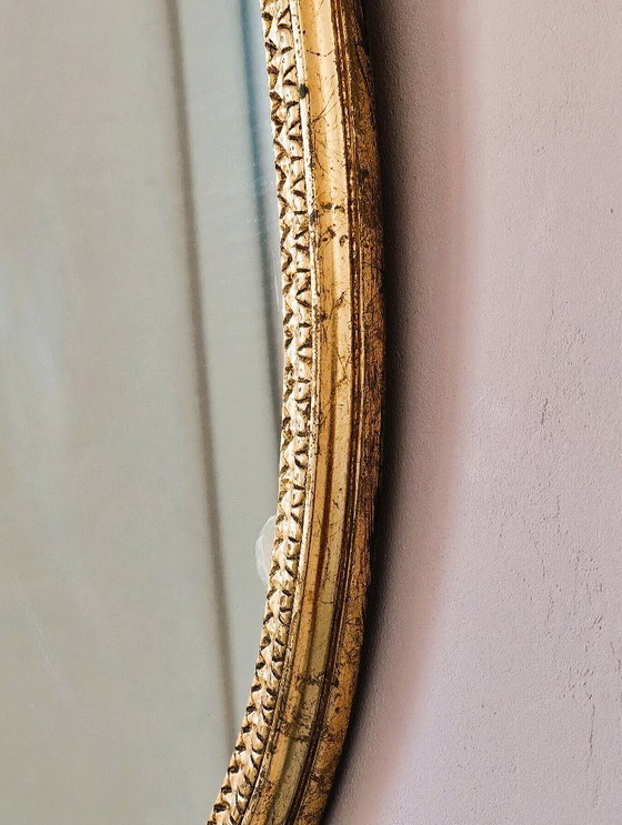 Image 1 of Specchio ovale antico dorato con frontone