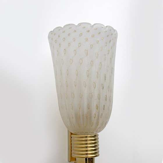 Image 1 of Paire d'appliques murales italiennes modernes du milieu du siècle en laiton et verre de Murano Pulegoso