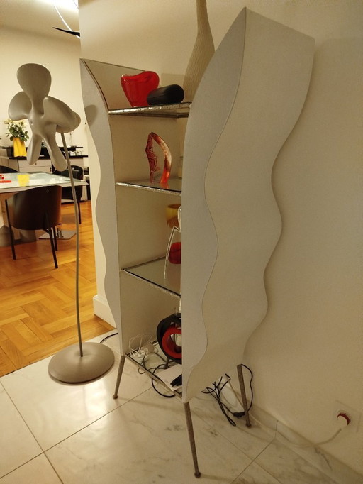 Estantería iluminada "Waves" – Diseño moderno