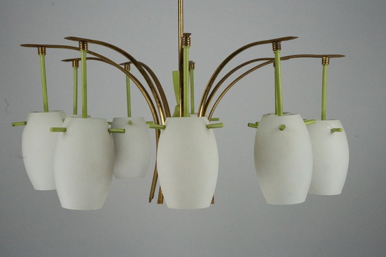 Image 1 of 9-armiger Messing-Kronleuchter aus der Jahrhundertmitte mit grünem Lack und Opalglas. Italien 1950er Jahre