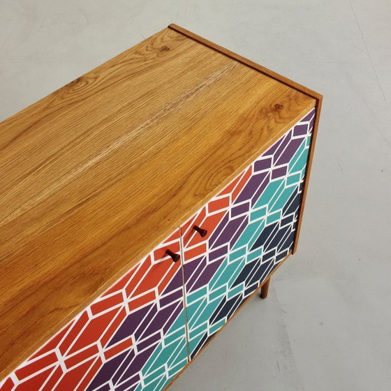 Image 1 of Kast uit het midden van de 20e eeuw met een handgeschilderd geometrisch patroon, kleurrijke vintage uit de jaren 60.