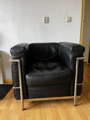 Replica LC2 zwart leren fauteuil