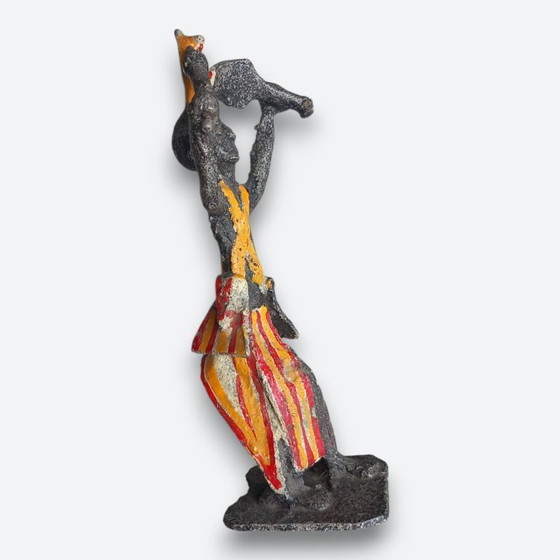 Image 1 of West-Afrikaanse figuratieve sculptuur in metaal – handbeschilderde dragerfiguur – vintage