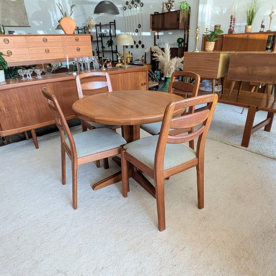Image 1 of Vintage teakhouten Deense uitschuifbare ronde eettafel 