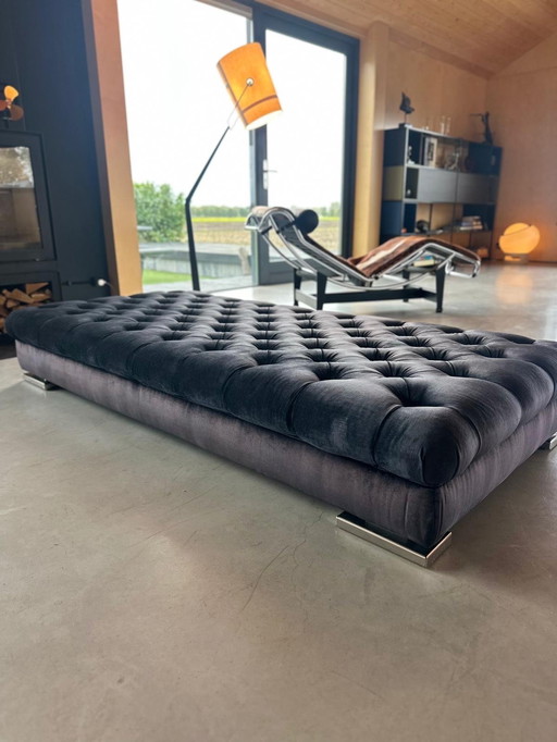 Pouf-lit original Eric Kuster avec table basse en velours Swarovski