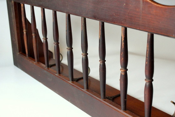 Image 1 of Armoire rockabilly en noyer des années 1950 avec étagère à chapeaux et 4 crochets en laiton - Vintage