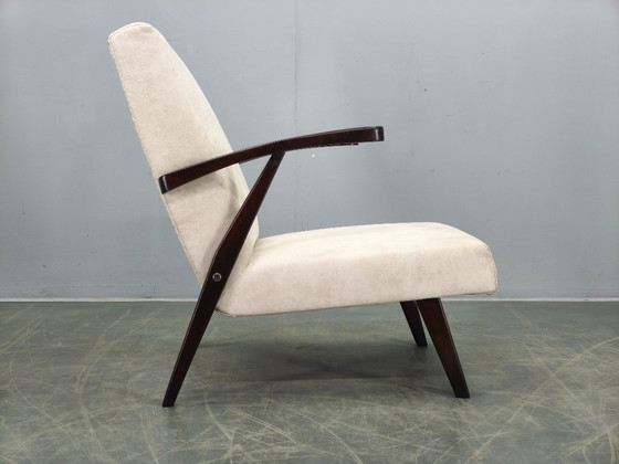 Image 1 of Sillón de terciopelo color crema de mediados de siglo, Checoslovaquia, década de 1960.