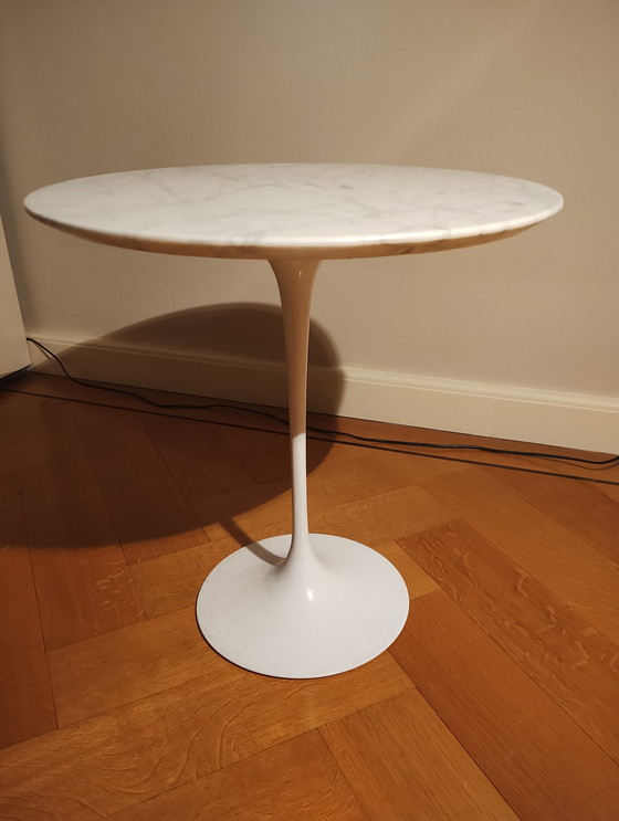 Image 1 of Mesa auxiliar de mármol Knoll, diseño de Eero Saarinen