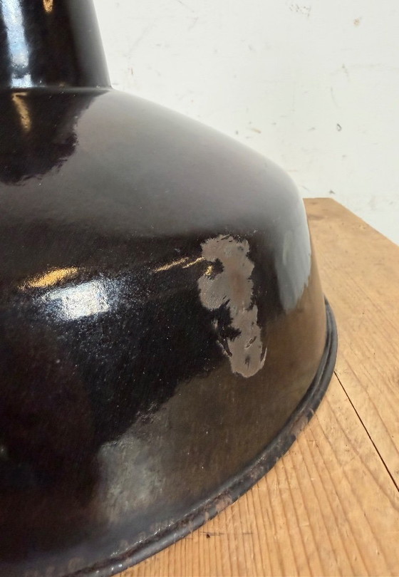 Image 1 of Industriële zwarte geëmailleerde fabriekslamp met gietijzeren bovenkant, jaren 50