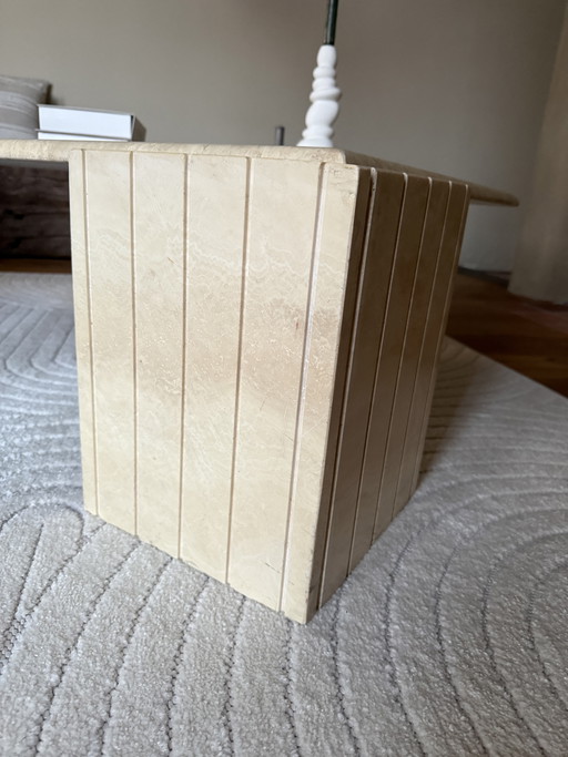 Splendido tavolino da caffè originale in travertino di Angelo Mangiarotti.